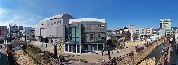 밀양 수변공원과 강변 풍경