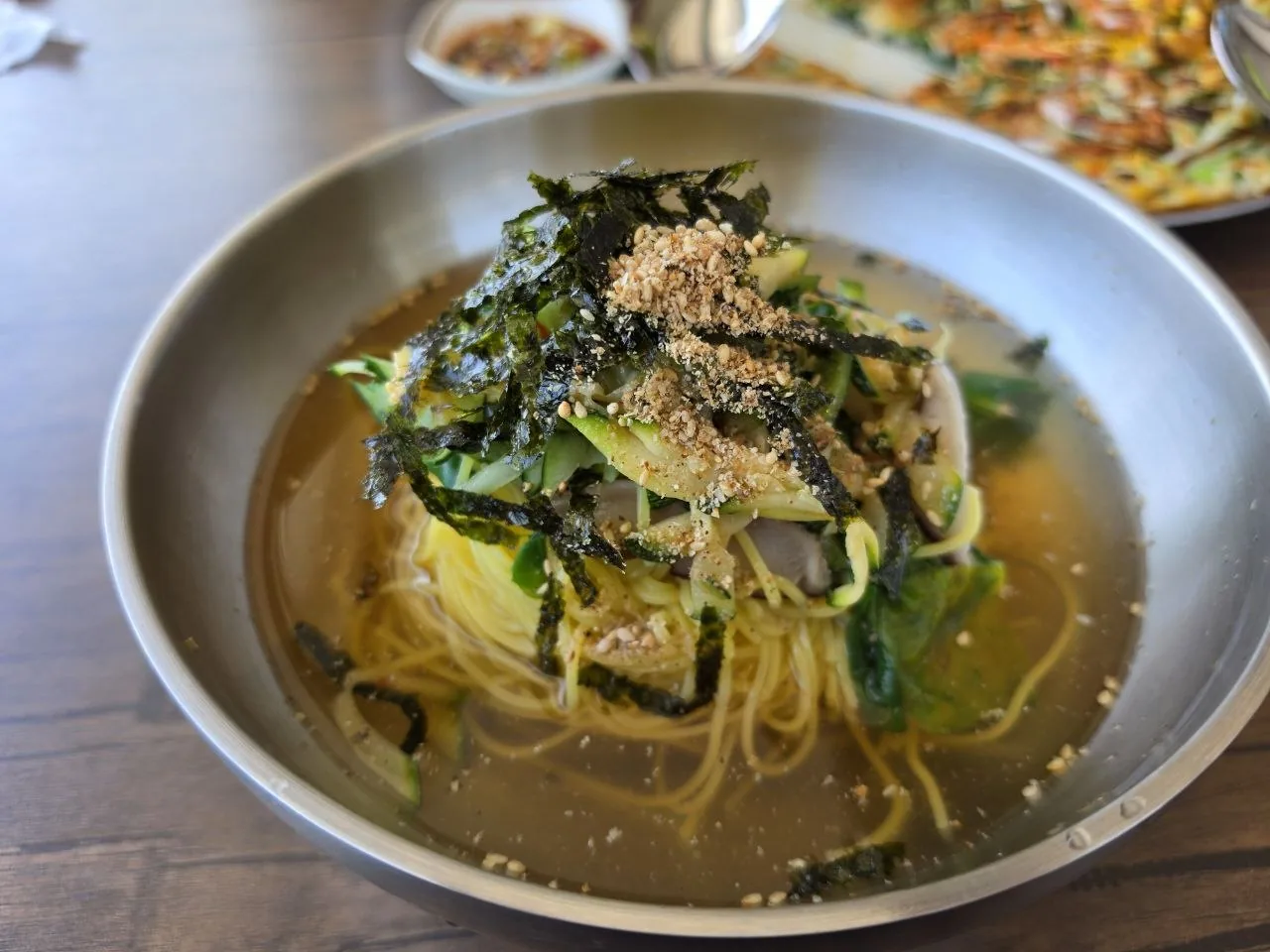 노릇하게 부쳐진 전의 식감이 보이는 클로즈업 사진