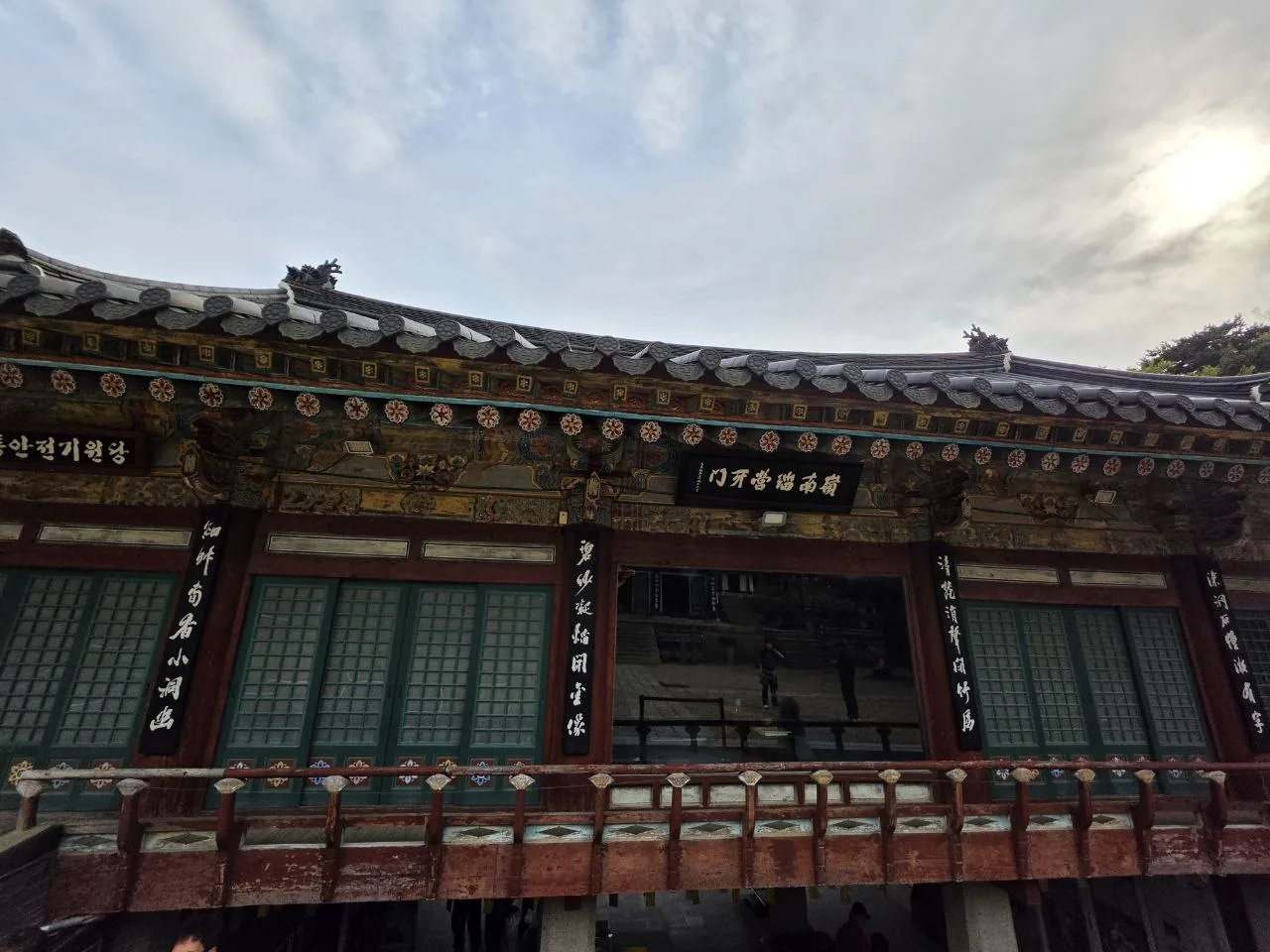 동화사 대웅전 마당