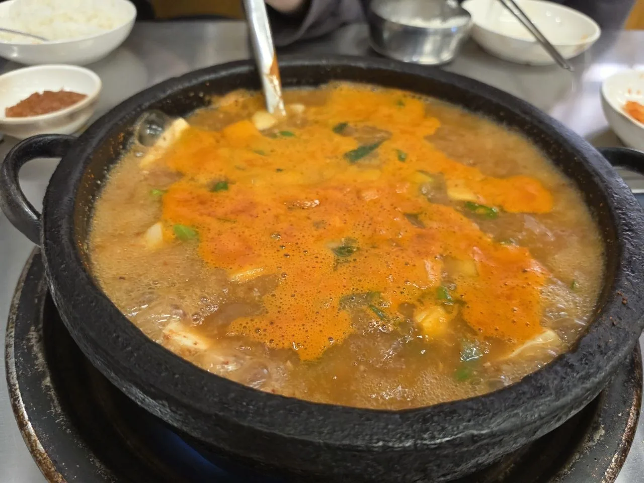 백양식당 전골이 끓는 장면