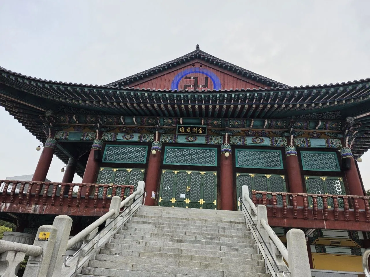 팔공산 약사여래 통일대불 진입 후 처음 보이는 공간