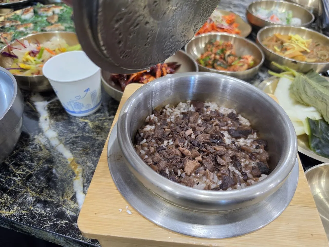 팔공산 엄마밥상 솥밥 한정식 상차림 사진