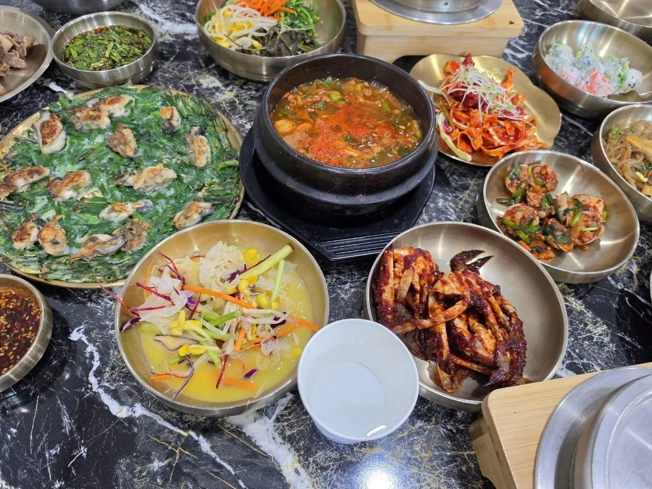 팔공산 엄마밥상 반찬 구성을 담은 사진